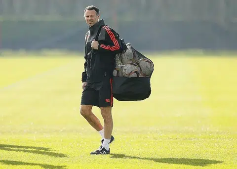 Dwight Yorke: Giggs should replace van Gaal