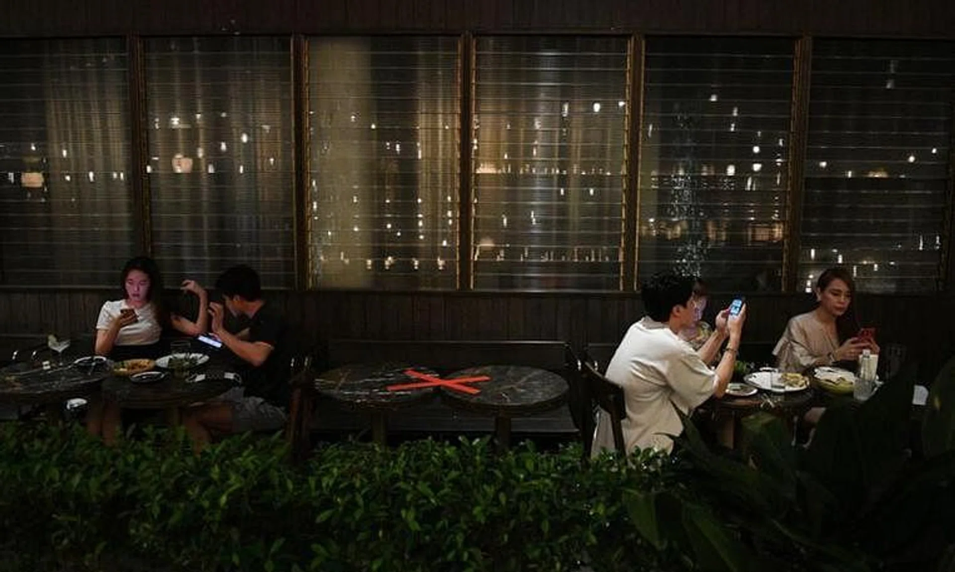 Entertainment venues, clubs and karaoke bars in some parts of Thailand will be allowed stay open two extra hours.