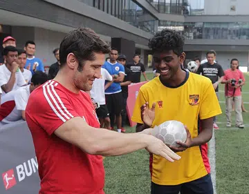 Lizarazu shares words of wisdom with local youth