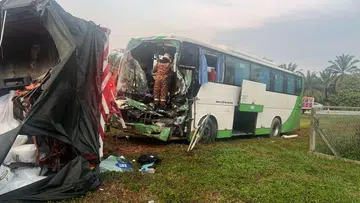 Coach travelling from KL to S'pore, lorry collide in Kulai