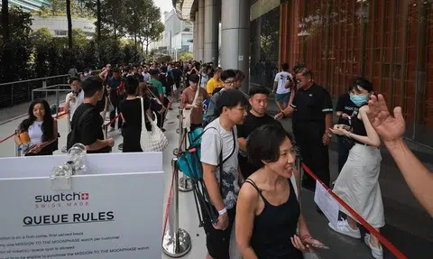 Snaking queue outside Ion Orchard on launch of Snoopy-themed MoonSwatch