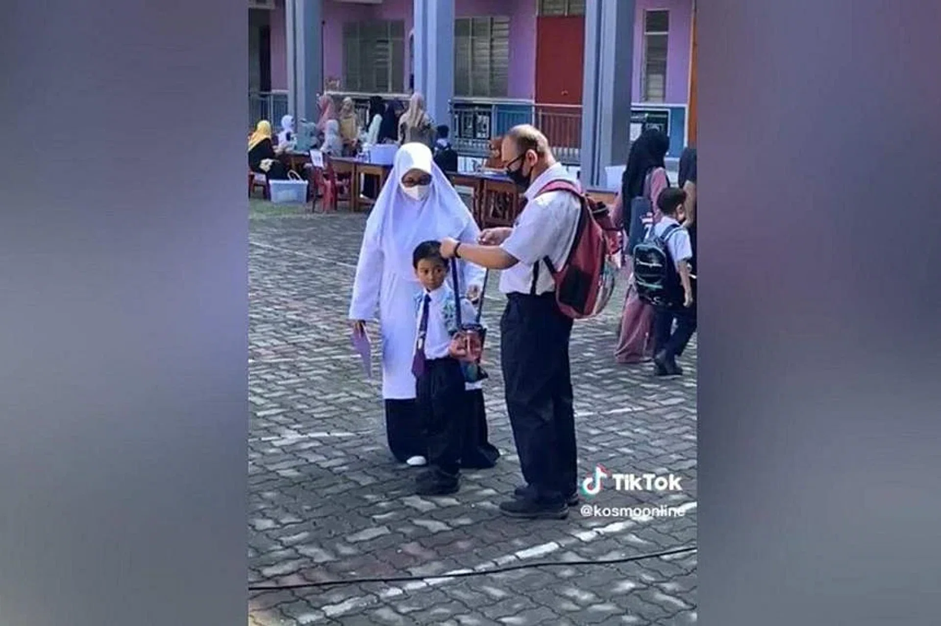 Mr Mohd Fadzil Abu Naim and Ms Nurul Aini Mohd Olwi, were accompanying their son, Muhammad Ishraq Aydan, to his school’s orientation day. PHOTO: SCREENGRAB FROM KOSMOONLINE/TIKTOK
