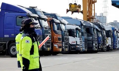 South Korea considers ordering more truckers back to work