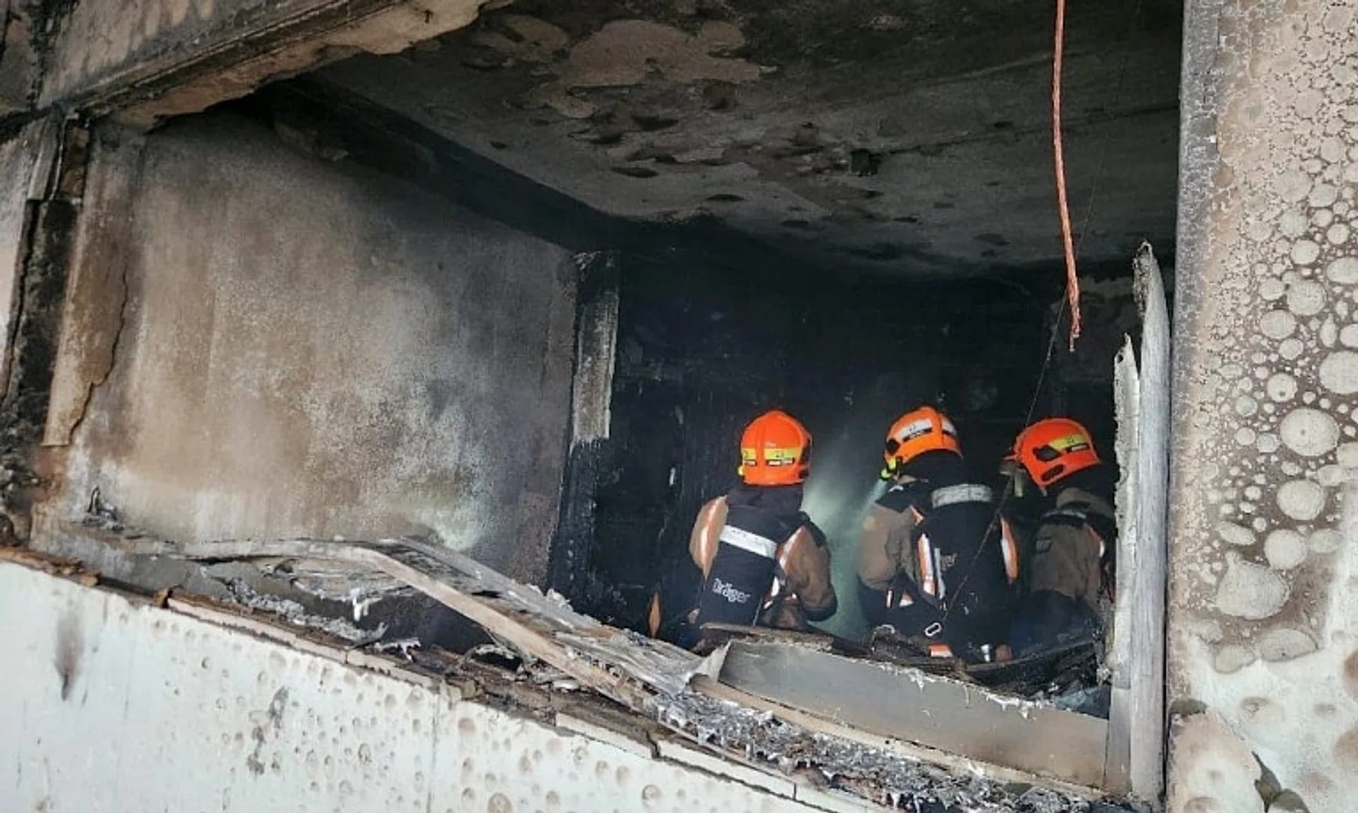 Firefighters extinguished the fire with a water jet. 