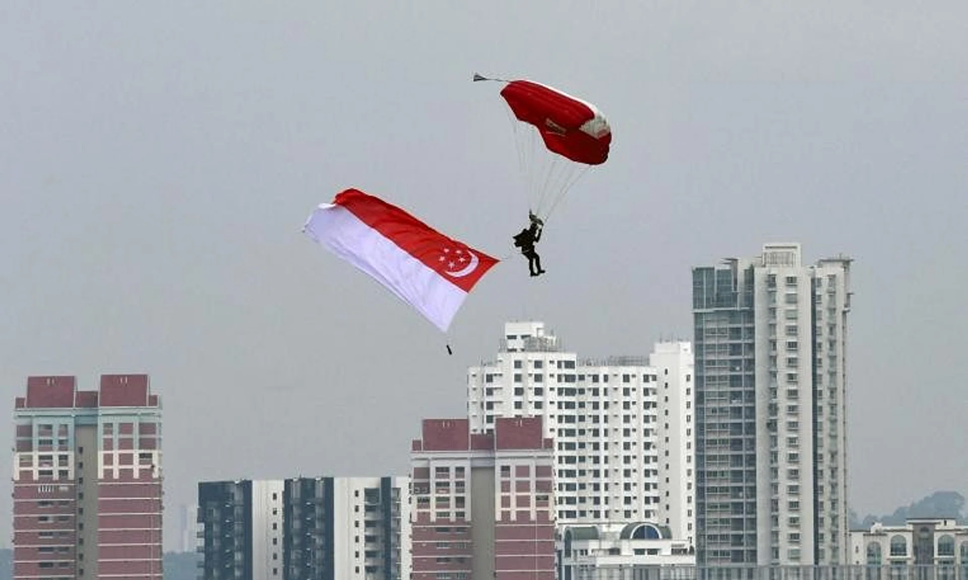 Despite a light rain on Sunday morning in Bishan, the free-fall jumps there went off without a hitch at about 10am. 