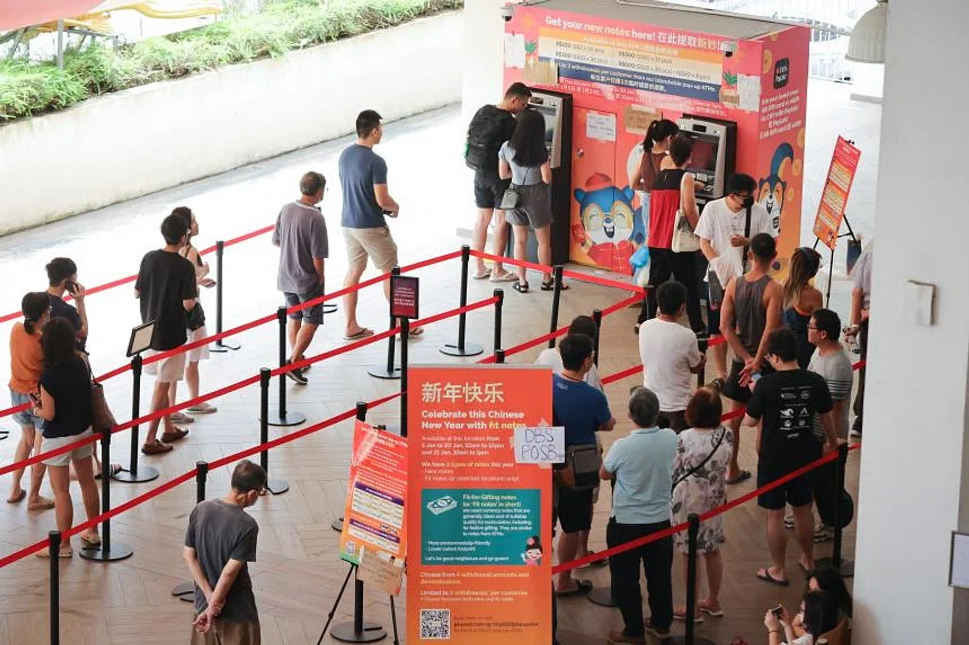 People queuing for new Chinese New Year notes at pop-up ATMs at Ci Yuan Community Centre on Jan 15, 2023. 
