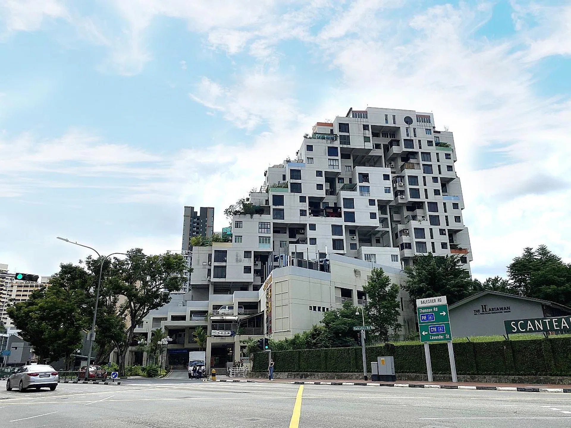 Balestier Point is served by the Pan-Island and Central expressways and is a 10-minute drive from Raffles Place and Marina Bay. 