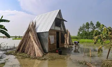 Bangladesh's 'tiny houses' tackle giant flood challenge