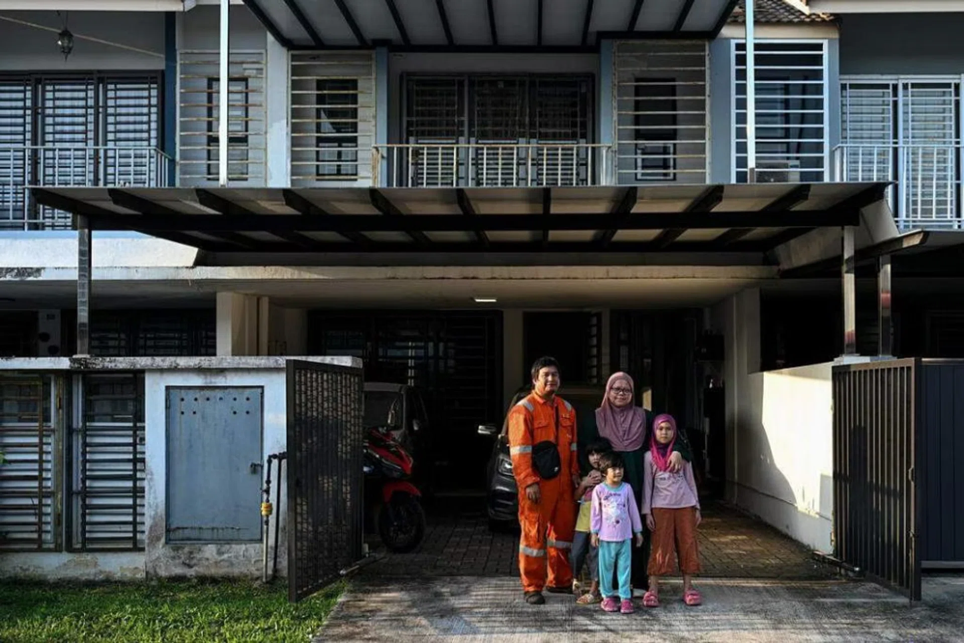 Mohd Aminurashid Ali Akbar lives with his wife, Ms. Siti Nurzarina Abu Zarim, and their three children Siti Nurbalqis Mohd Aminurashid, Siti Nurfalisha Mohd Aminurashid, Siti Nurqhalissiah Mohd Aminurashid in Gelang Patah, Johor Bahru.