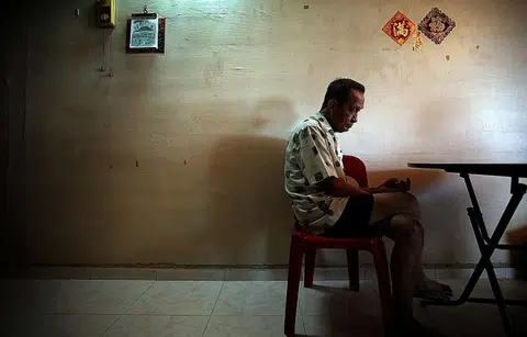 Elderly retiree spends Chinese New Year alone and in debt after son's death