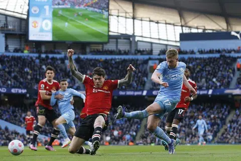Man City thrash Man Utd 4-1 to extend Premier League lead