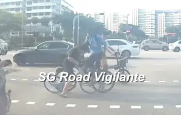 Cyclist slaps oncoming rider struggling with his own bicycle