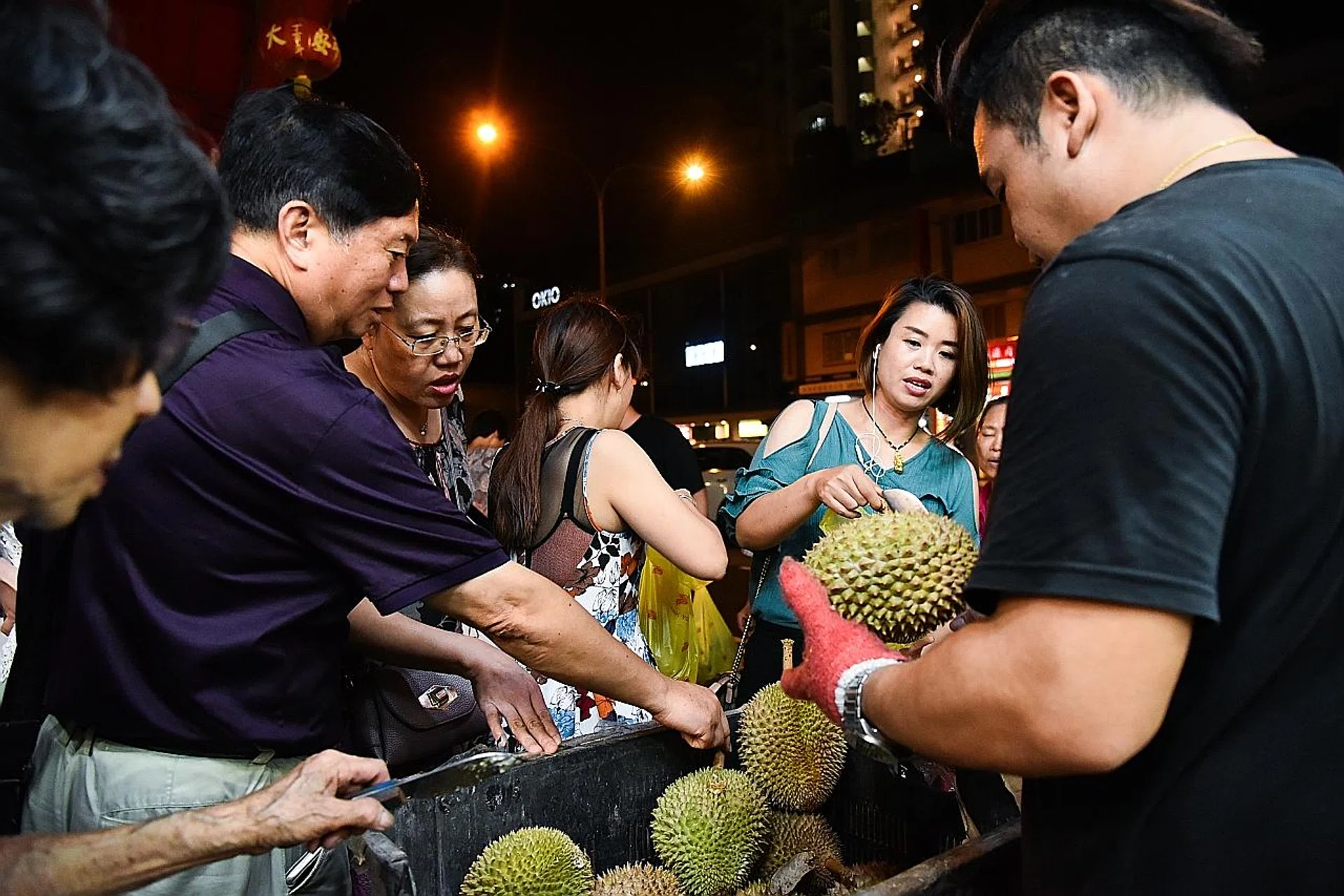 Staff at Ah Lan stall giving out the free durians. 