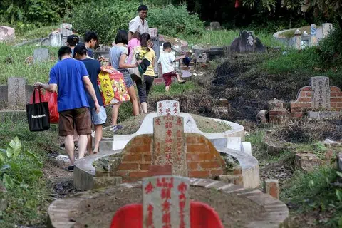 Keeping traditions alive at Bukit Brown for Qing Ming