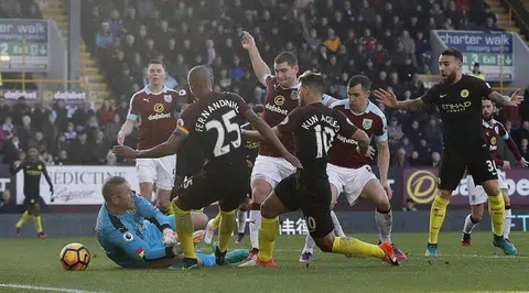 Aguero helps City avoid banana skin