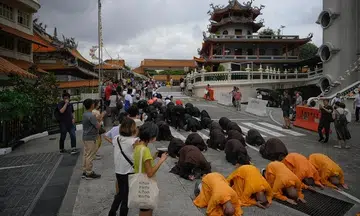 Monastery marks Vesak Day with 'three steps, one bow' ritual