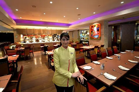 Confessions of a buffet restaurant manager: Some people try to take home crabs