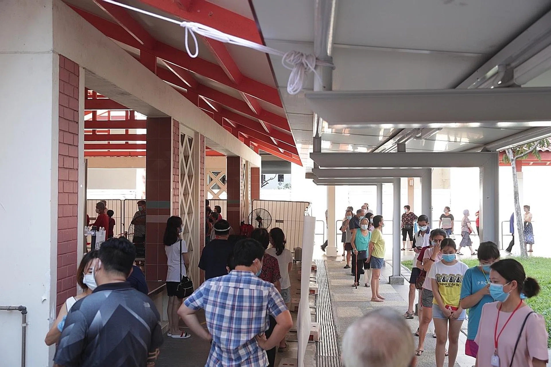 The estimated wait time in the queue for those who had not made an appointment was one to two hours. 