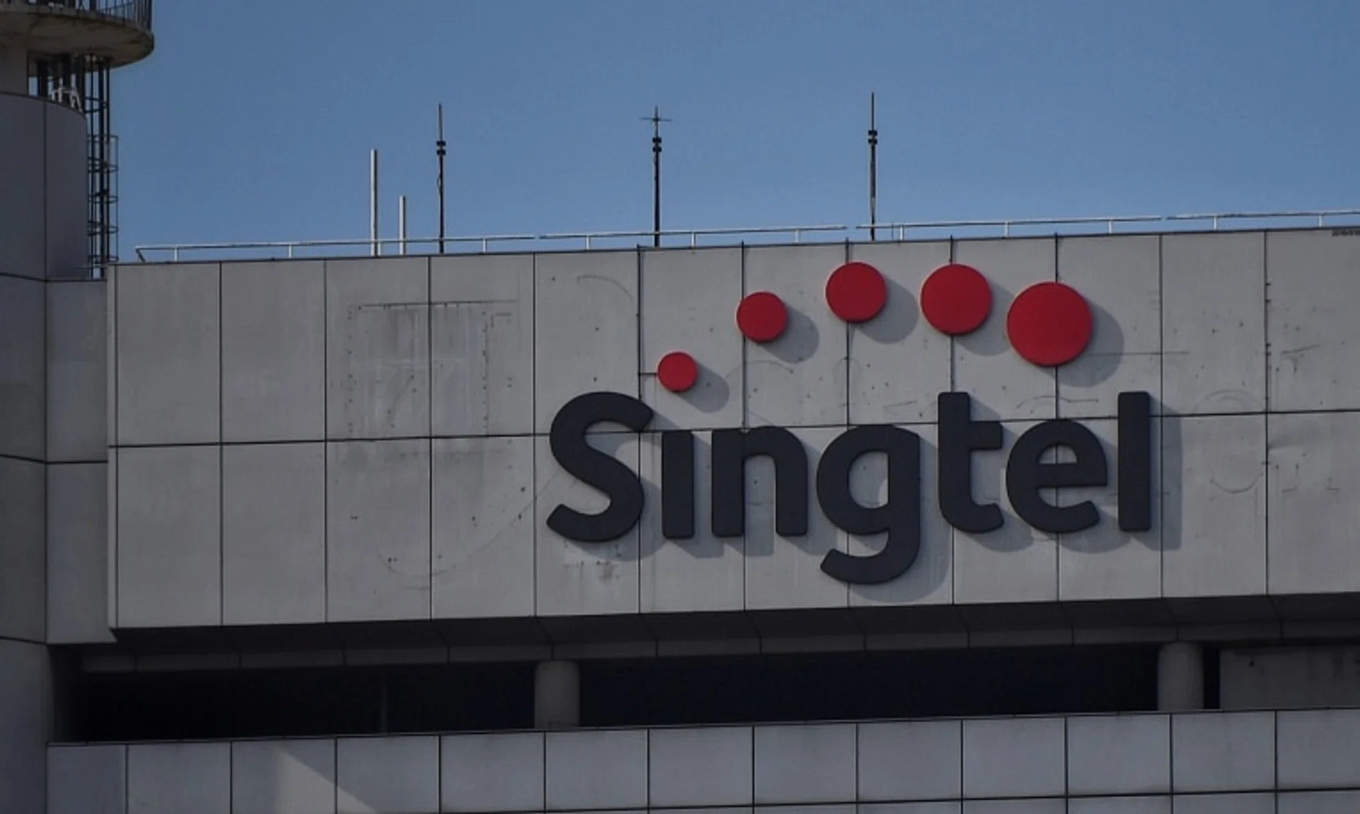 There were more than 2,500 reports as at 3.10pm on service outage website Downdetector. 