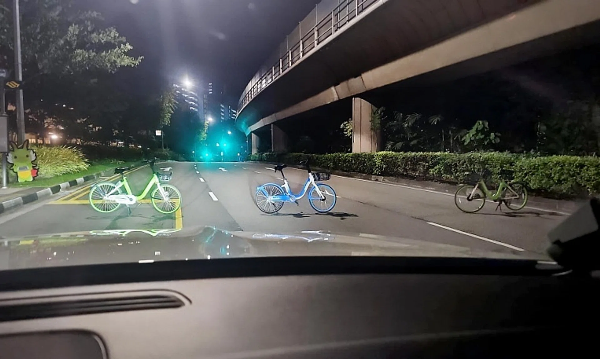 The three bicycles were lined up in a row, causing a taxi to slam into one of them in the wee hours of Dec 20.