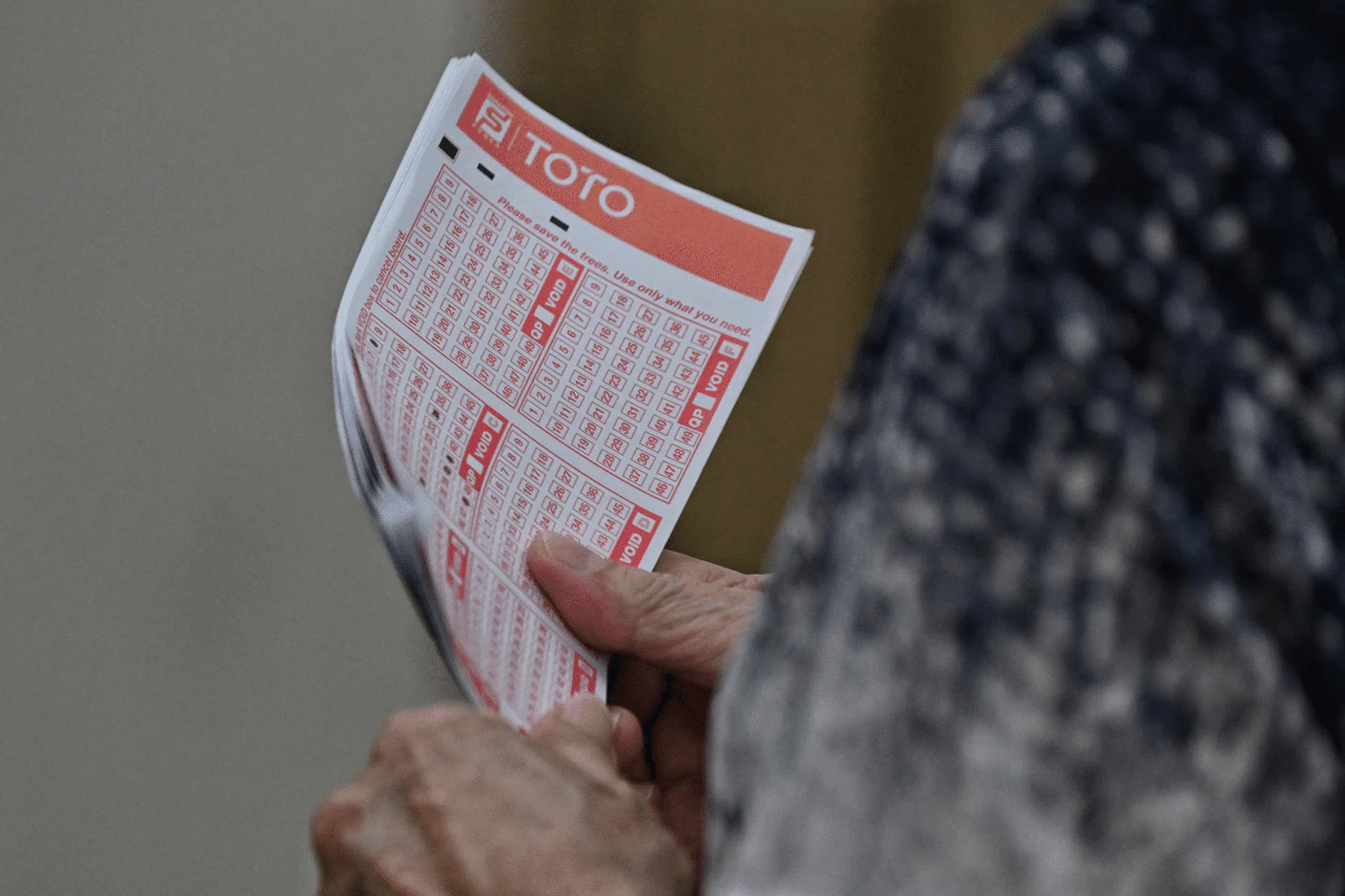 The winning numbers were 15, 16, 22, 34, 35, 43. The additional number was 26.