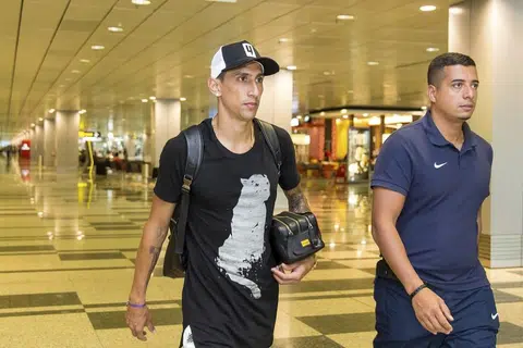 PSG's di Maria arrives in Singapore
