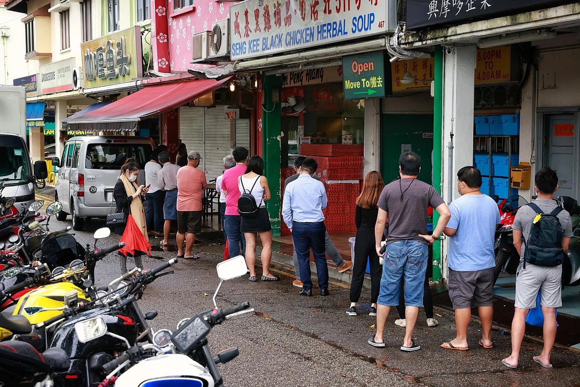 The queue at Kim Peng Hiang, at 465 Changi Road, started at 9am on Tuesday, although the shop began taking orders only from 11.30am. 