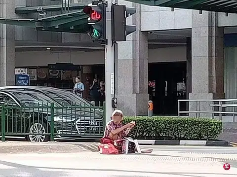 Elderly man sells tissue paper 'nearby traffic' on pavement