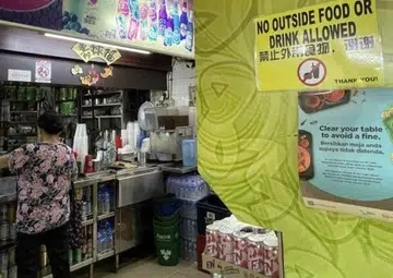 Diner drinks from own water bottle at Bugis coffee shop, gets told by staff to put it away