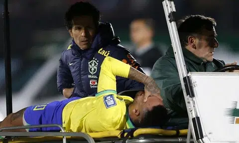 Neymar injured as Brazil lose 2-0 in Uruguay