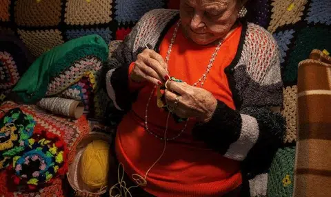 Greek grandma, 93, knits scarves for children in need