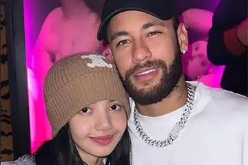 Blackpink's Lisa poses with footballer Neymar in Paris
