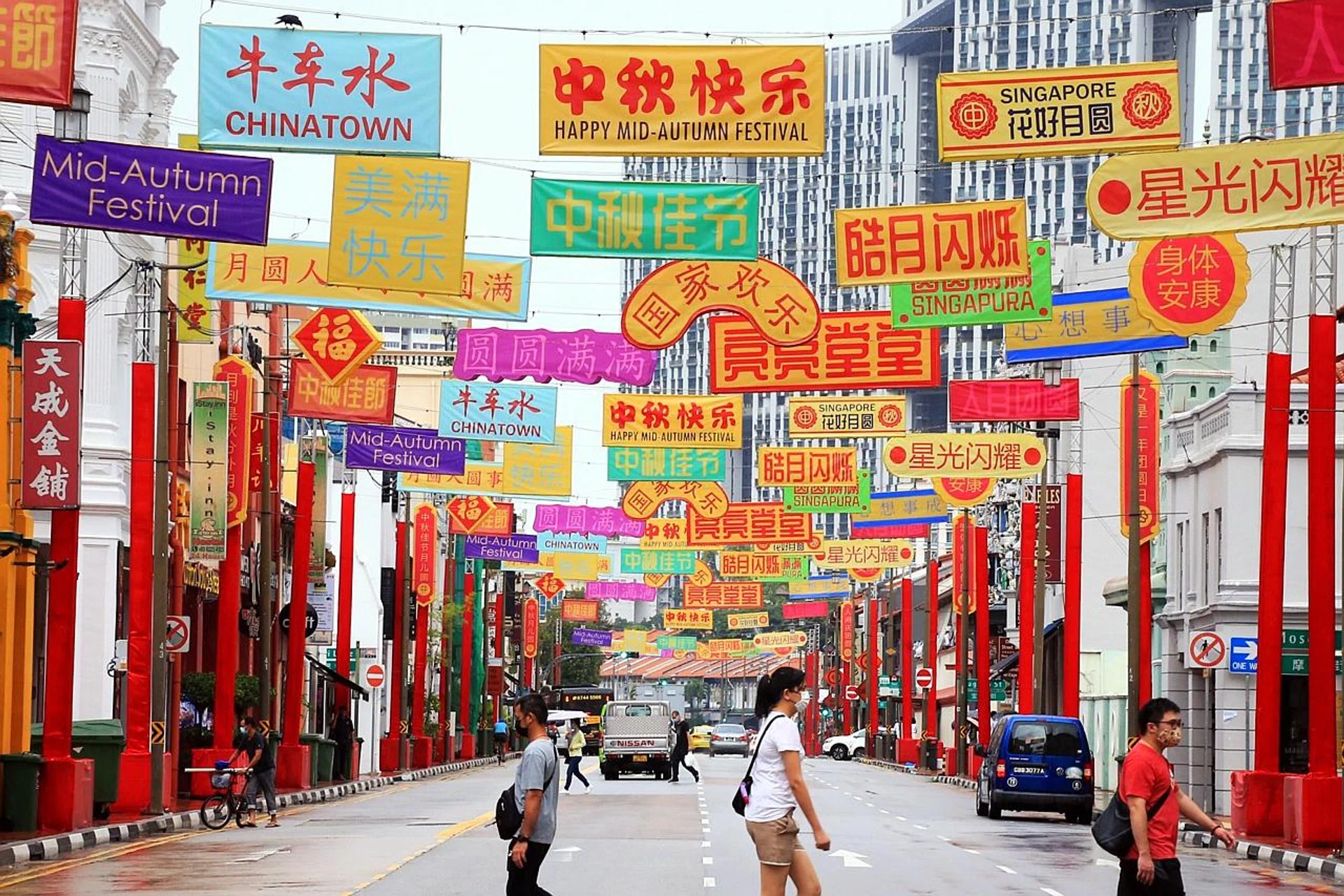 The banner-like lanterns had drawn comments from the public that they did not suit the Mid-Autumn Festival. 