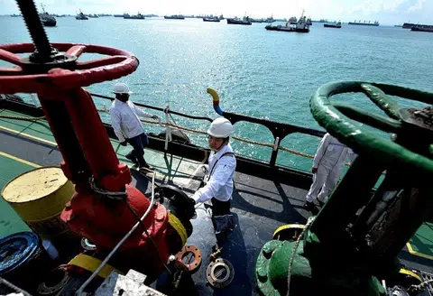 Confessions of a Port Chemist: Ship crews try to curry favour to get pass