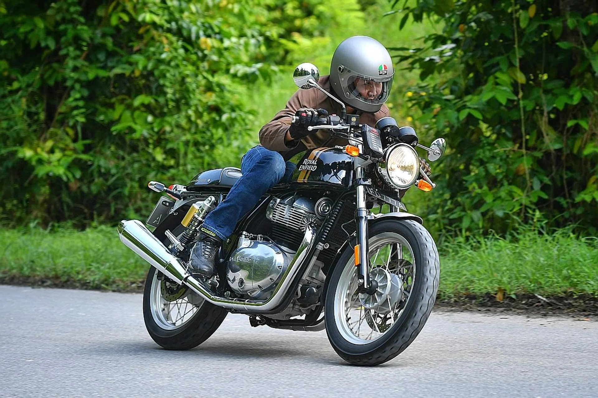 The cafe racer has a low seat height, so both feet can easily touch the tarmac. 