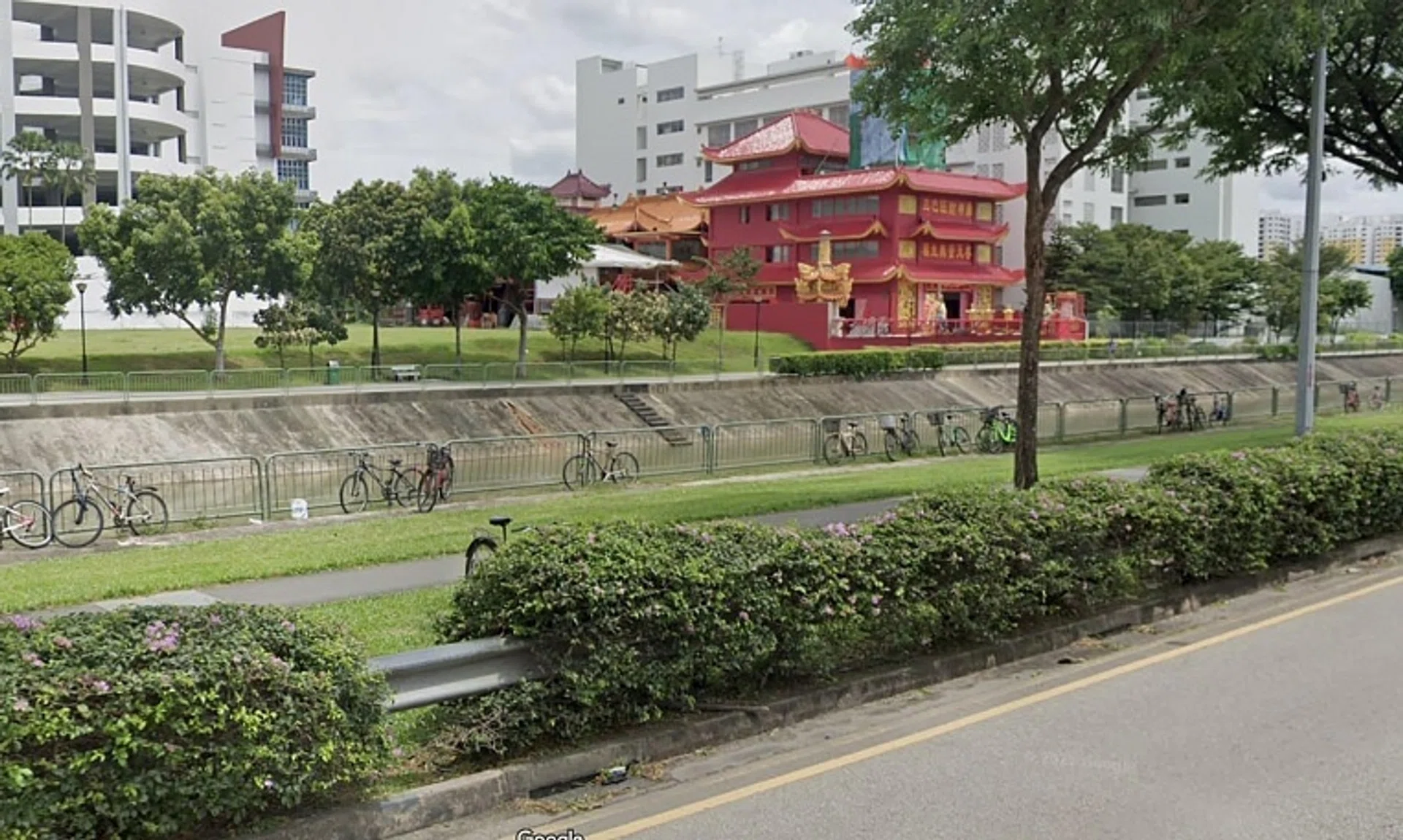 Mr Ronnie Ang was cycling along the park connector near the Sembawang God of Wealth Temple in Admiralty Street when he was stung by hornets. 