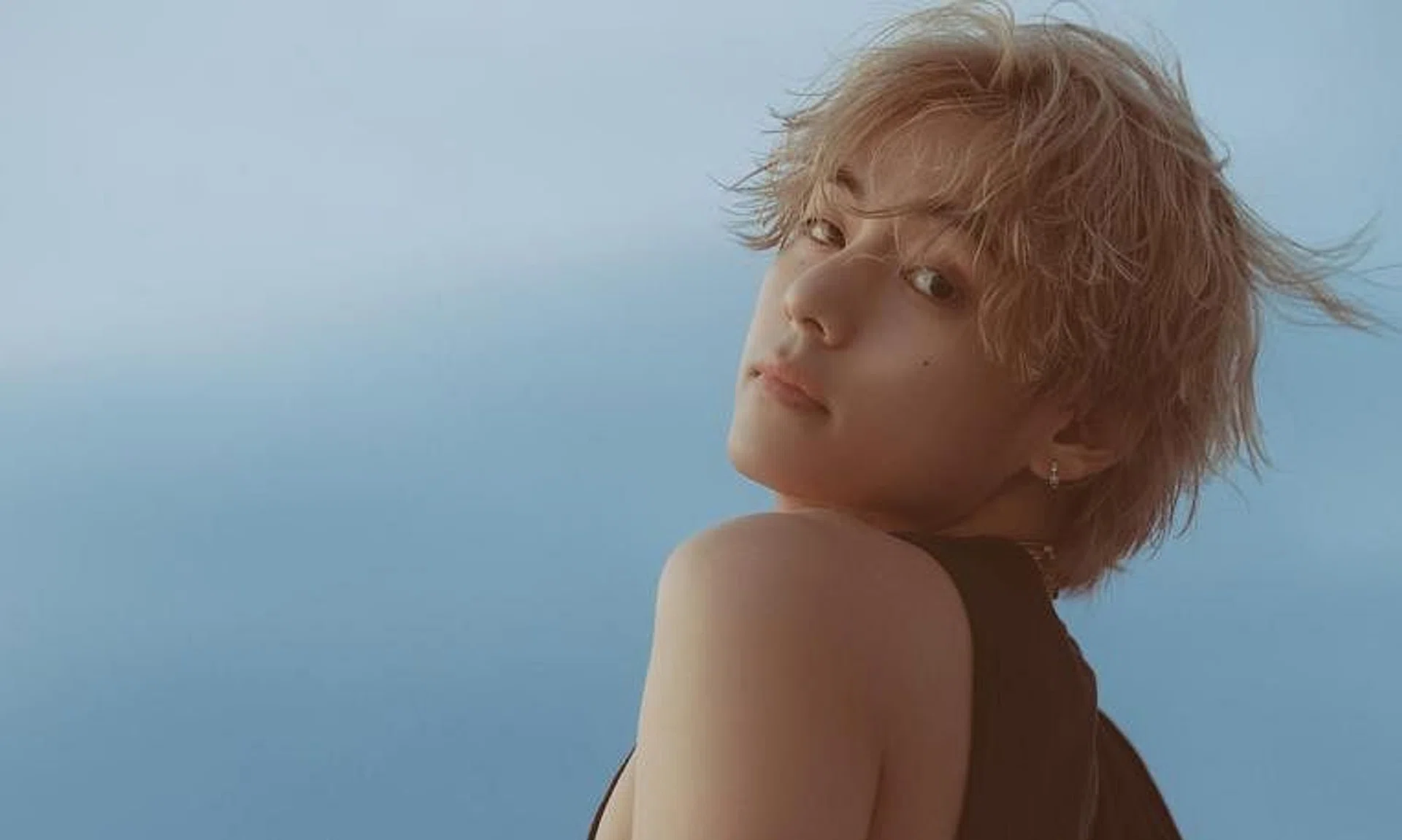 V swept the iTunes Top Song charts in 87 countries with his new solo single FRI(END)S, less than a day after its release.