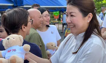 PAP team hands out free teddy bears at Fengshan