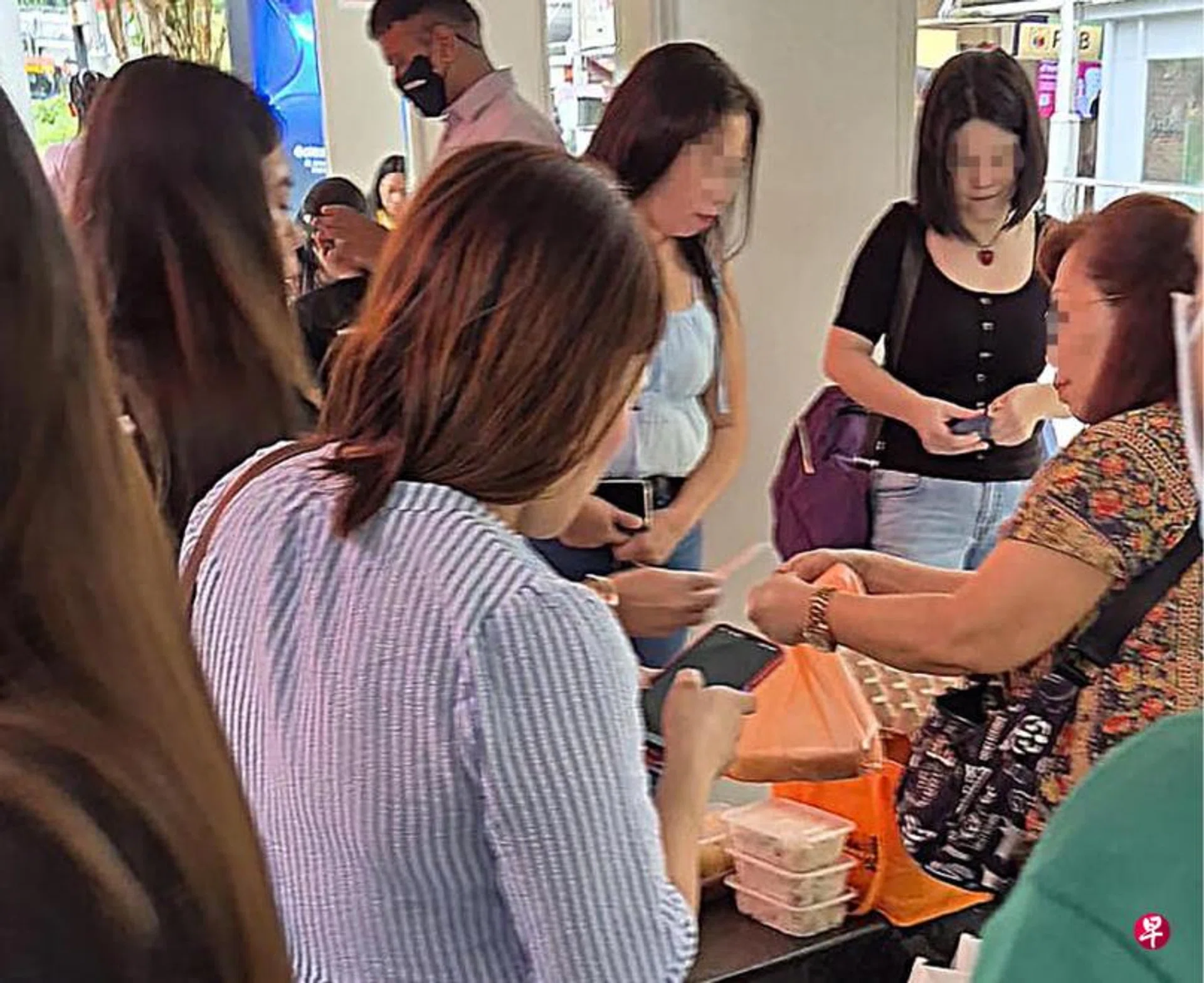 A maid selling pre-packed, home-cooked food.