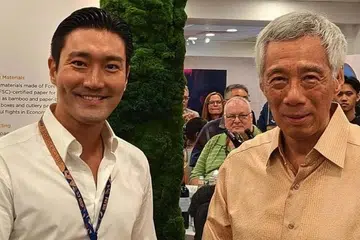 Super Junior's Choi Si-won meets PM Lee at F1 race