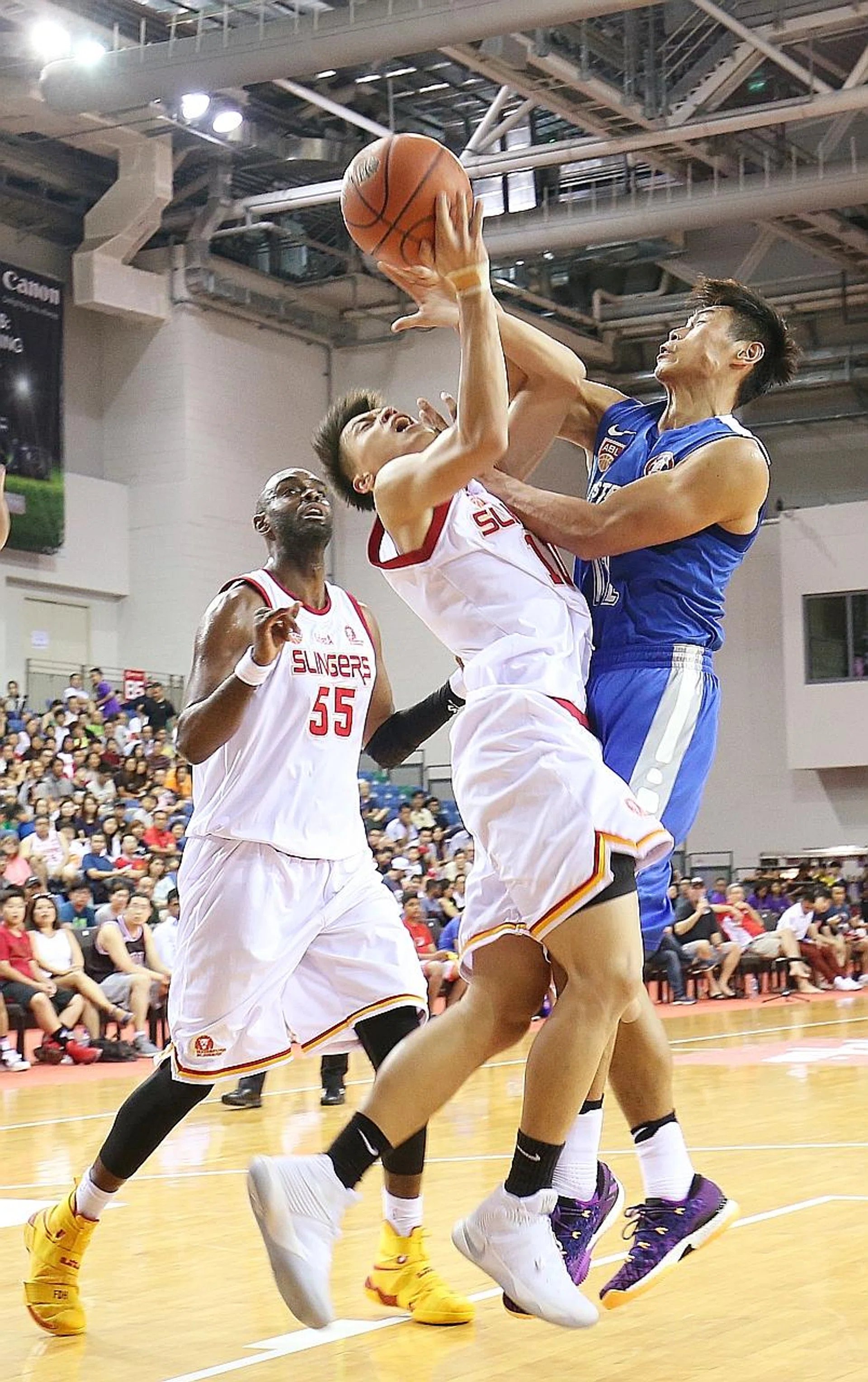 Slingers' Leon Kwek (centre) will need to up his shooting percentage against the Dragons tonight. LIANHE ZAOBAO PHOTO