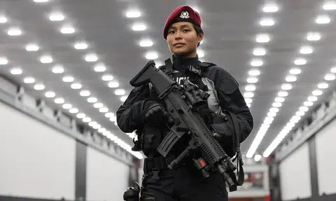 Mother of 2 is first woman to don SOC red beret