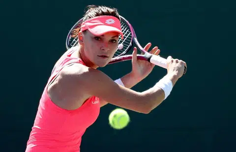 Radwanska stuns world No. 1 Halep