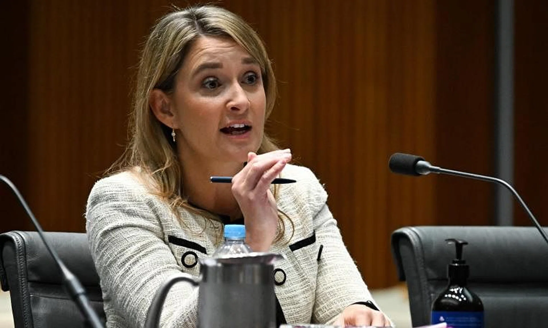Ms Kelly Bayer Rosmarin said it has been an honour to serve as Optus CEO, but that it is an appropriate time to step down.
