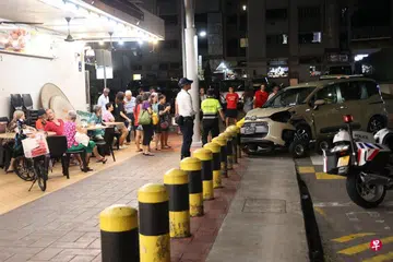 83-year-old driver knocks down delivery rider, almost crashes into coffee shop