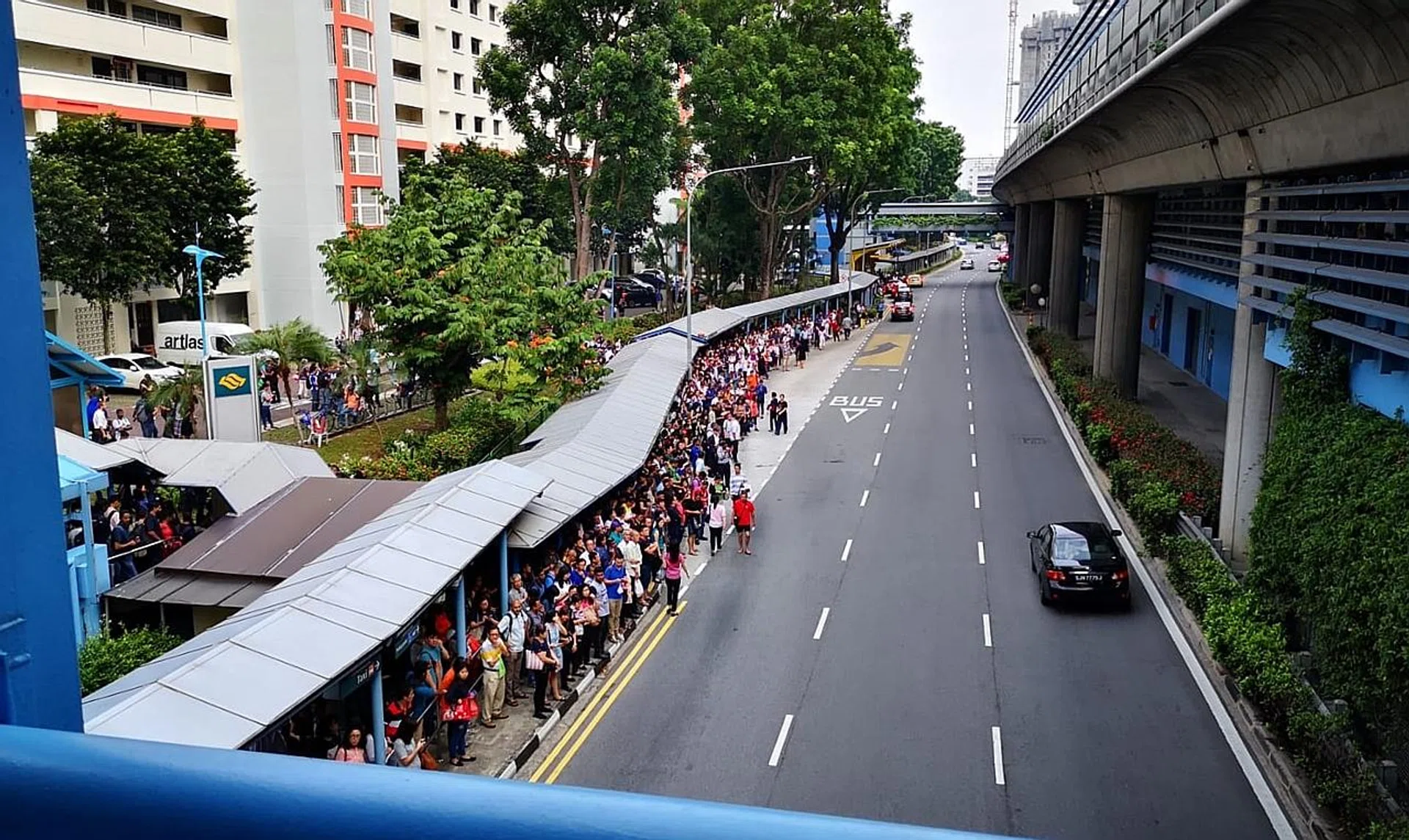 Commuters at Queenstown (above) and Jurong East MRT stations during the disruption yesterday. 