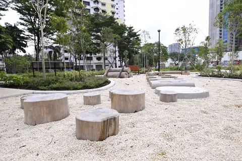 The play elements, such as logs and stumps, in Pek Kio Park are made from the wood of felled trees.