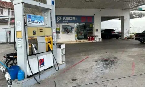 M'sian law student who failed exams sets himself on fire, tries to get hit by truck