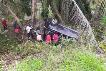 S'pore family smashes windows to escape after car overturns in Johor plantation