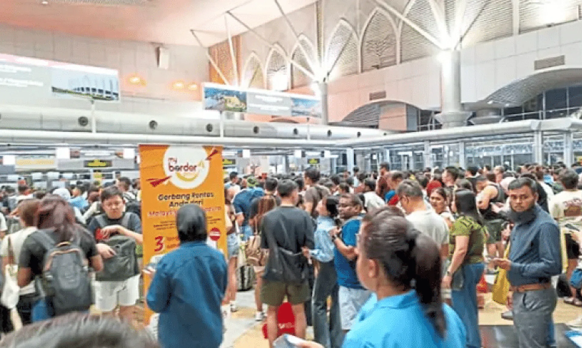 The function of checkpoint autogates was gradually restored by 6.30pm on Dec 8, but the backlog persisted until before midnight in the Johor CIQ.